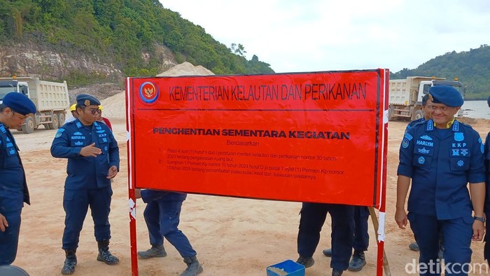 KKP hentikan sementara aktivitas pertambangan pasir di Pulau Citlim, Karimun Kepulauan Riau (Kepri). (Alamudin/detikcom)