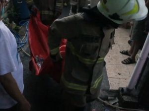 Video: Momen Haru Evakuasi 4 Jenazah Anak Korban Kebakaran di Tebet