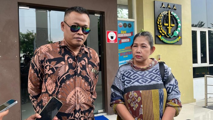 Erny Mardina dan Rifan kuasa hukum Nugroho di Kejari Mojokerto Kota