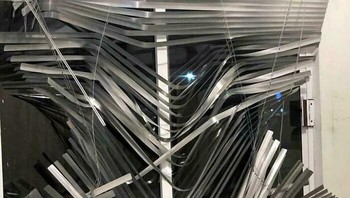 Duh, tirai malah jadi main ayunan. Foto: via BoredPanda