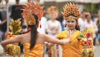 Rangkaian pertunjukan seni dan budaya lokal hingga nusantara ini menjadi pembuka Kukar Festival Budaya Nusantara (KFBN) 2025. Foto: ANTARA FOTO/M RISYAL HIDAYAT