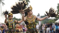 Penari membawakan tarian asal Dayak Kenyah saat berlangsungnya Kukar Festival Budaya Nusantara 2025 di depan Kedaton Kesultanan Kutai Kartanegara Ing Martadipura, Tenggarong, Kutai Kartanegara, Kalimantan Timur, Sabtu (19/7/2025). Foto: ANTARA FOTO/M RISYAL HIDAYAT