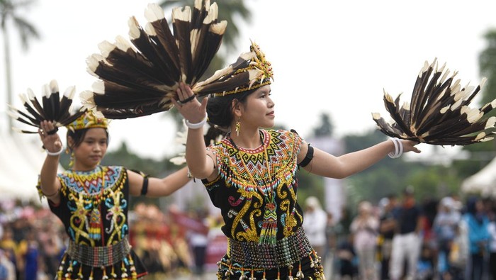 Dua orang bocah menampilkan seni bela diri suku Dayak Benuaq Tonyoi (Behempas Rotan) saat berlangsungnya Kukar Festival Budaya Nusantara 2025 di depan Kedaton Kesultanan Kutai Kartanegara Ing Martadipura, Tenggarong, Kutai Kartanegara, Kalimantan Timur, Sabtu (19/7/2025). Festival budaya yang bertajuk Merajut Keberagaman, Melestarikan Kebudayaan Menuju Pariwisata Terbaik Berkelanjutan itu diikuti seniman dari delapan provinsi, 20 kecamatan, 12 paguyuban, dan 15 kelompok seni lokal bertujuan untuk melestarikan budaya dan mendukung pariwisata Kutai Kartanegara. ANTARA FOTO/M Risyal Hidayat/nz
