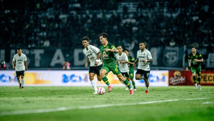 Laga Persebaya vs PSS Sleman