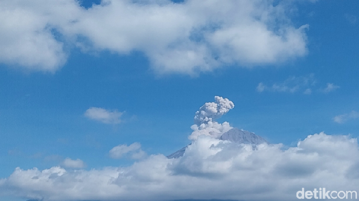 Erupsi Gunung Semeru (19/07) Luncurkan Abu Vulkanik 1 Kilometer