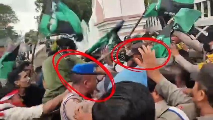 Mahasiswa salah satu perguruan tinggi di Mataram diamankan polisi setelah membogem aparat saat unjuk rasa. (Foto: Dok Polresta Mataram)