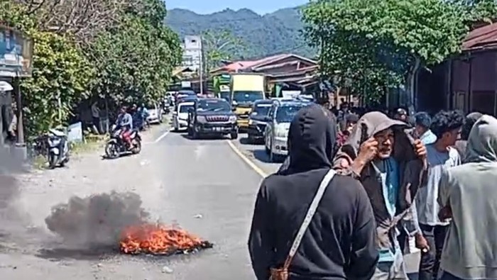 Warga di Kabupaten Majene, Sulawesi Barat (Sulbar) menggelar unjuk rasa buntut ucapan wakil bupati (wabup) Majene Andi Ritamariani yang menyebut akan memindahkan ASN berkinerja buruk ke Ulumanda.