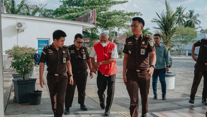 Mantan Kadinkes Batu Bara Wahid Khusyairi ditahan Kejari Batu Bara (Dok. Kejari Batu Bara)