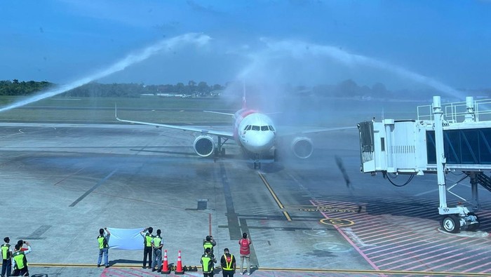 Maskapai AirAsia rute Palembang-Kuala Lumpur saat tiba di Bandara SMB II Palembang.