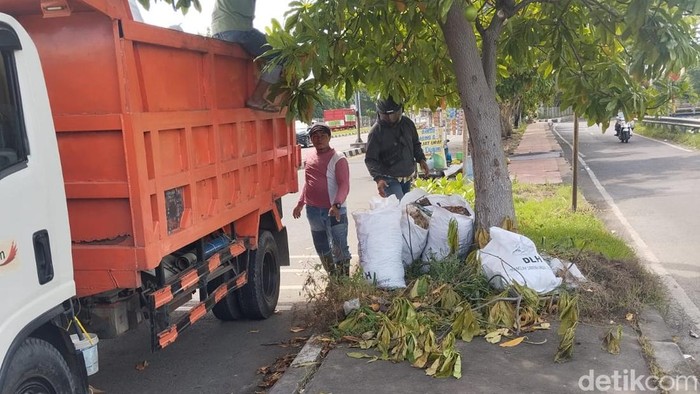 Median jalan arah Suramadu jadi langganan tempat buang sampah
