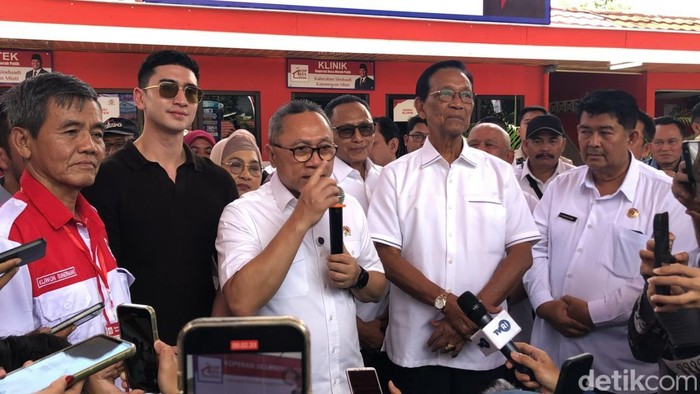 Menteri Koordinator (Menko) Pangan Zulkifli Hasan meninjau Koperasi Desa Merah Putih (KDMP) Sinduadi, Mlati, Sleman, Sabtu (19/7) siang.