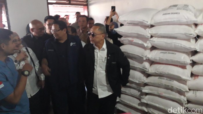 Menteri Koordinator (Menko) bidang pangan, Zulkifli Hasan dan Gubernur Jawa Tengah, Ahmad Luthfi, meninjau Koperasi Desa Merah Putih (KDMP) Desa Sumbung, Kecamatan Cepogo, Kabupaten Boyolali, Sabtu (19/7/2025) sore.