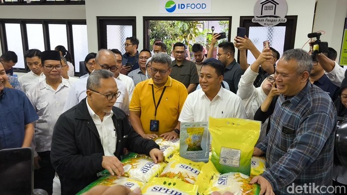 Menteri Koordinator (Menko) Pangan Zulkifli Hasan, saat meninjau Koperasi Desa Merah Putih di Kelurahan Banyuanyar, Kecamatan Banjarsari, Kota Solo, Sabtu (19/7/2025).