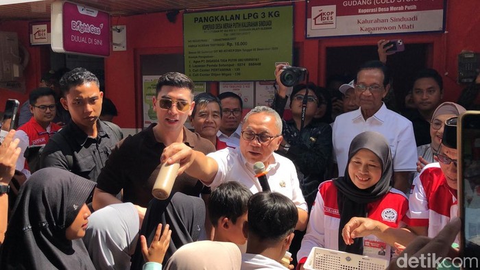 Menteri Koordinator (Menko) Pangan Zulkifli Hasan meninjau Koperasi Desa Merah Putih (KDMP) Sinduadi, Mlati, Sleman, Sabtu (19/7) siang. (Adji G/detikJogja)