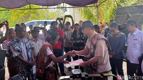 Menteri Transmigrasi Muhammad Iftitah Sulaiman Suryanagara menyerahkan 400 Sertifikat Hak Milik (SHM) kepada 200 kepala keluarga di kawasan transmigrasi Desa Laindeha, Sumba Timur, NTT (Rumondang/detikcom)