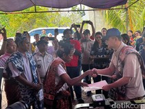 Menteri iftitah Serahkan 400 SHM ke Transmigran di Sumba Timur NTT
