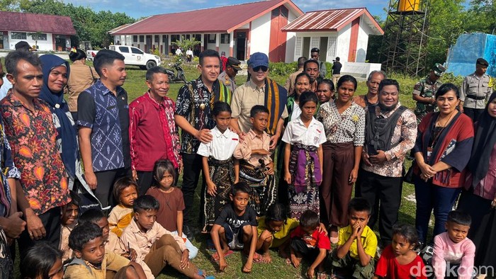 Mentrans Muhammad Iftitah Sulaiman Suryanagara tinjau pembangunan toilet sekolah di Sumba