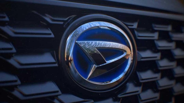 Mobil hybrid Daihatsu.