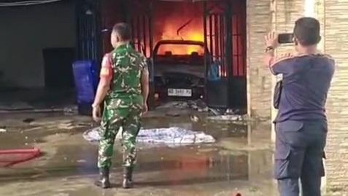 Mobil pribadi Wali Kota Sibolga Syukri terbakar di rumah dinas. (Foto: Istimewa)