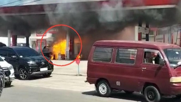 Sebuah mobil terbakar saat mengisi BBM di SPBU Kasimpo, Kabupaten Tana Toraja, Sulawesi Selatan (Sulsel).