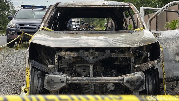 Mobil yang terbakar dan ditemukan jasad manusia.