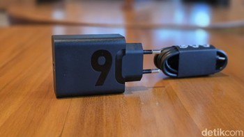 Motorola memberikan adaptor charger 90W dalam kemasan penjualan. Foto: Adi Fida Rahman/detikINET
