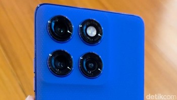 Motorola Edge 60 Pro hadir dengan tekstur premium ala kulit dan sentuhan nilon Dazzling Blue yang elegan dan tahan lama. Tangguh di segala kondisi, ponsel ini bersertifikasi IP68/IP69, tahan air, debu, suhu ekstrem, kelembapan tinggi, dan benturan. Diperkuat Gorilla Glass 7i, tampilannya tetap stylish sekaligus dua kali lebih kuat. Foto: Adi Fida Rahman/detikINET