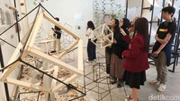 Sejumlah pengunjung menikmati karya pameran Universitas Tarumanegara Jurusan Arsitektur dengan tema Nalumetra, Taman Ismail Marzuki, Jakarta, Sabtu (19/7/2025). Pameran bertajuk Nalumetra menghadirkan sebuah eksplorasi mendalam mengenai konsep atmosfer, yaitu suasana yang dirasakan seseorang saat berada dalam suatu ruang.