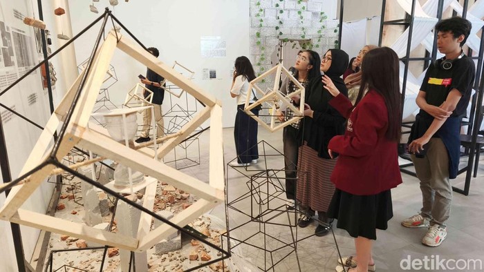 Pameran arsitektur Nalumetra di TIM ajak pengunjung kembali rasakan ruang fisik secara utuh, tanpa dominasi layar digital. Sebuah kontemplasi ruang dan rasa.