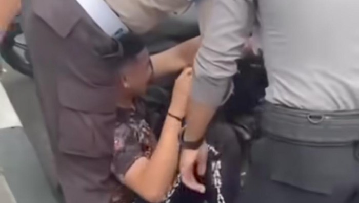 Oknum polisi di Ternate menangis hingga teriak minta tolong saat dijemput Provos Polda Maluku Utara.