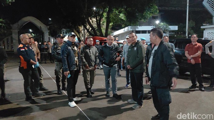 Kapolda Jabar Irjen Rudi Setiawan memimpin olah TKP insiden maut pesta pernikahan anak Demul di Garut.