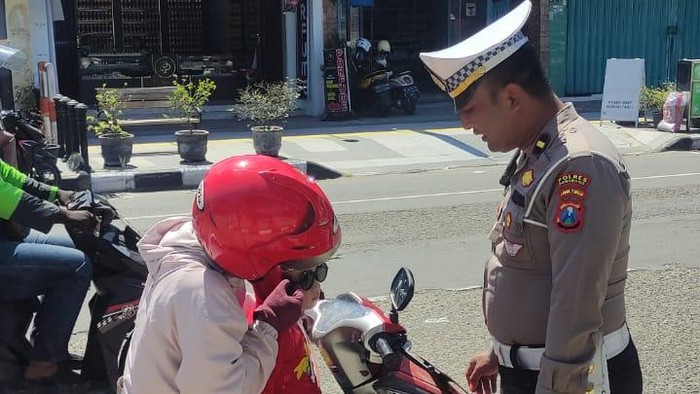 Operasi Patuh Semeru 2025 di Ponorogo sasar orang tua yang tak beri helm anak