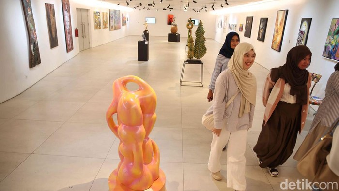 Sejumlah pengunjung melihat karya pameran Continuum di kawasan Taman Ismaik Marzuki, Jakarta, Sabtu (19/7/2025). Pameran bertajuk Continuum resmi digelar di Galeri Cipta I, Taman Ismail Marzuki, mulai 14 hingga 26 Juli 2025. Pameran ini merupakan kolaborasi antara dosen-dosen Fakultas Seni Rupa, Institut Kesenian Jakarta (IKJ), dan Fakultas Humaniora serta Industri Kreatif Universitas Kristen Maranatha, Bandung.