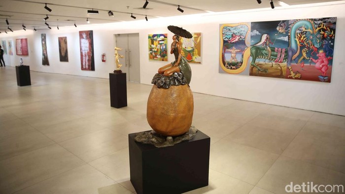 Sejumlah pengunjung melihat karya pameran Continuum di kawasan Taman Ismaik Marzuki, Jakarta, Sabtu (19/7/2025). Pameran bertajuk Continuum resmi digelar di Galeri Cipta I, Taman Ismail Marzuki, mulai 14 hingga 26 Juli 2025. Pameran ini merupakan kolaborasi antara dosen-dosen Fakultas Seni Rupa, Institut Kesenian Jakarta (IKJ), dan Fakultas Humaniora serta Industri Kreatif Universitas Kristen Maranatha, Bandung.
