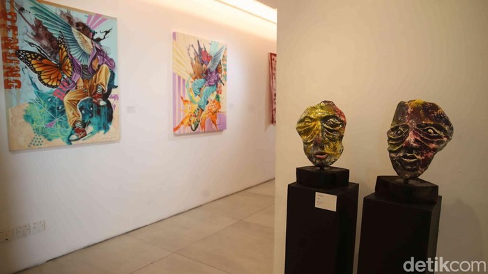 Sejumlah pengunjung melihat karya pameran Continuum di kawasan Taman Ismaik Marzuki, Jakarta, Sabtu (19/7/2025). Pameran bertajuk Continuum resmi digelar di Galeri Cipta I, Taman Ismail Marzuki, mulai 14 hingga 26 Juli 2025. Pameran ini merupakan kolaborasi antara dosen-dosen Fakultas Seni Rupa, Institut Kesenian Jakarta (IKJ), dan Fakultas Humaniora serta Industri Kreatif Universitas Kristen Maranatha, Bandung.