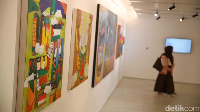 Sejumlah pengunjung melihat karya pameran Continuum di kawasan Taman Ismaik Marzuki, Jakarta, Sabtu (19/7/2025). Pameran bertajuk Continuum resmi digelar di Galeri Cipta I, Taman Ismail Marzuki, mulai 14 hingga 26 Juli 2025. Pameran ini merupakan kolaborasi antara dosen-dosen Fakultas Seni Rupa, Institut Kesenian Jakarta (IKJ), dan Fakultas Humaniora serta Industri Kreatif Universitas Kristen Maranatha, Bandung.