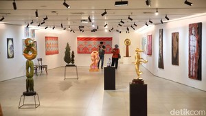 Dengan pendekatan kuratorial yang terbuka, para dosen peserta pameran mendorong pembaca dan penikmat seni untuk merenungi representasi visual atas kesinambungan waktu, bukan sebagai garis linier, melainkan sebagai proses dinamis yang selalu berkembang.  