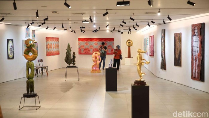 Sejumlah pengunjung melihat karya pameran Continuum di kawasan Taman Ismaik Marzuki, Jakarta, Sabtu (19/7/2025). Pameran bertajuk Continuum resmi digelar di Galeri Cipta I, Taman Ismail Marzuki, mulai 14 hingga 26 Juli 2025. Pameran ini merupakan kolaborasi antara dosen-dosen Fakultas Seni Rupa, Institut Kesenian Jakarta (IKJ), dan Fakultas Humaniora serta Industri Kreatif Universitas Kristen Maranatha, Bandung.