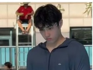 Viral! Pelatih Renang Ganteng Ini Bikin Ibu-ibu Ramai-ramai Daftarkan Anak Les