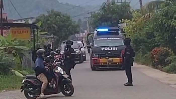 Penangkapan terduga teroris di wilayah Kelurahan Nalu, Kecamatan Baolan, Kabupaten Tolitoli, Sulawesi Tengah oleh Densus 88 Antiteror.