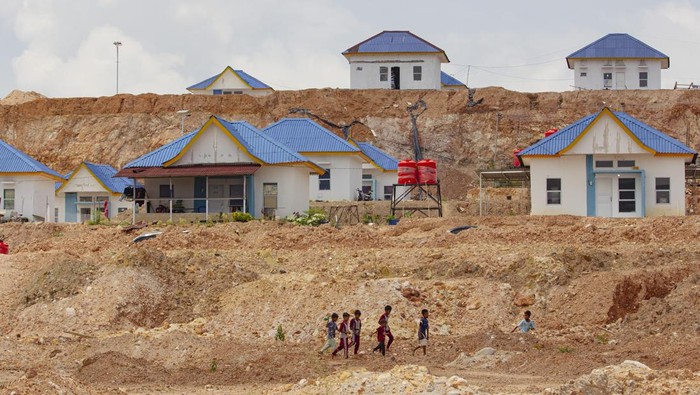 Permukiman relokasi Rempang Eco-City Warga melintas di permukiman relokasi Kawasan Rempang Eco-City di kampung Tanjung Banun, Pulau Rempang, Batam, Kepulauan Riau, Sabtu (19/7/2025). Badan Pengusahaan (BP) Batam mencatat sebanyak 125 kepala keluarga atau 436 jiwa telah menempati permukiman yang disiapkan bagi warga terdampak relokasi proyek strategis nasional tersebut. ANTARA FOTO/Teguh Prihatna/bar