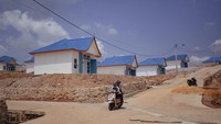 RelokasiinimerupakanbagiandariskemapemindahanwargaterdampakpengembangankawasanRempang Eco-City. Pembangunanfasilitasdasarsepertirumah, aksesjalan, dan sarana air bersihterusberjalan. Foto: ANTARA FOTO/Teguh Prihatna