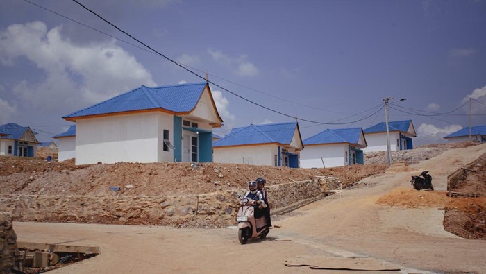 Warga melintas di permukiman relokasi Kawasan Rempang Eco-City di kampung Tanjung Banun, Pulau Rempang, Batam, Kepulauan Riau, Sabtu (19/7/2025). Badan Pengusahaan (BP) Batam mencatat sebanyak 125 kepala keluarga atau 436 jiwa telah menempati permukiman yang disiapkan bagi warga terdampak relokasi proyek strategis nasional tersebut. ANTARA FOTO/Teguh Prihatna/bar