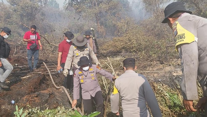 Personel gabungan memadamkan api di lahan seluas 6 hektare di Kecamatan Dumai Barat, Kota Dumai, Sabtu (19/7/2025).