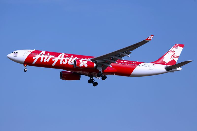 Pesawat Thai Air Asia terbang diudara
