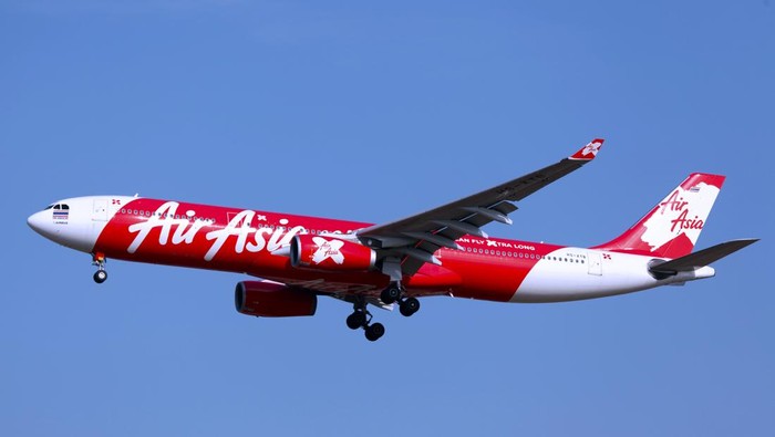Pesawat Thai Air Asia terbang diudara