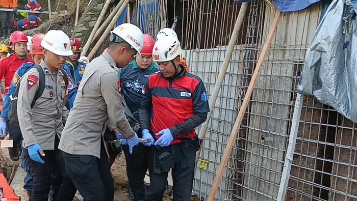 Petugas angkut kantor jenazah berisi jasad korban tewas longsor cimahi