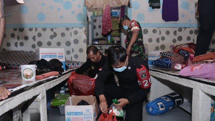 Petugas menggeledah blok hunian narapidana di Lapas Narkotika Muara Sabak