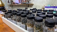 Puluhan jenis teh dapat diseduh langsung di tempat. Pelanggan bisa mencium aroma setiap jenis teh terlebih dahulu, karena disediakan tester pada botol kecil. Foto: Yenny Mustika Sari/detikcom