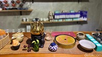 Pelayan meracik teh itu langsung di hadapan kami. Mulai dari mensterilkan cangkir dan tekonya terlebih dahulu. Kemudian menuangkan 1 sendok teh (sdt) teh Empress Oolong ke dalam teko dan air panas bersuhu 100 derajat Celcius. Foto: Yenny Mustika Sari/detikcom